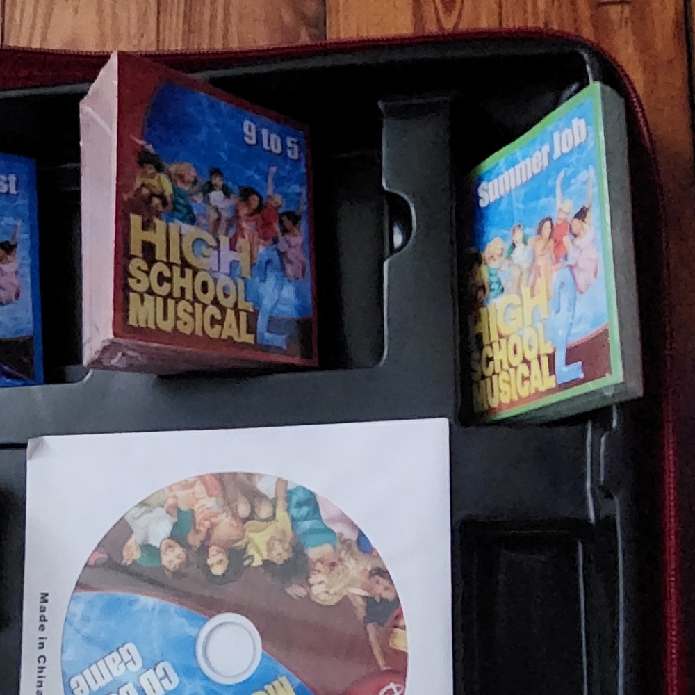 Disney High School Musical 2 CD Board Game with Portfolio Case Music & Trivia.. - Picture 3 of 7
